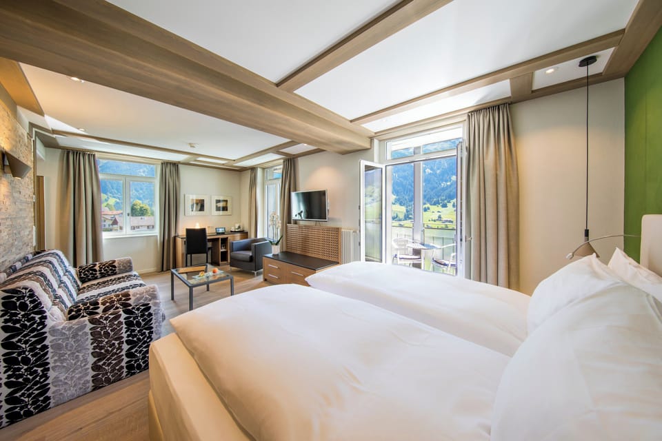 Deluxe - Double - or Twin Room, Balcony, Mountainview (Eiger), Air Condition | Hypo-allergenic bedding, minibar, in-room safe, desk