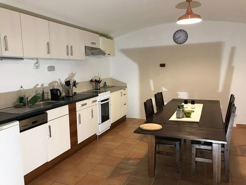 Kitchen & dining area