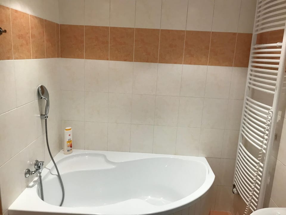 Corner bath tub 
