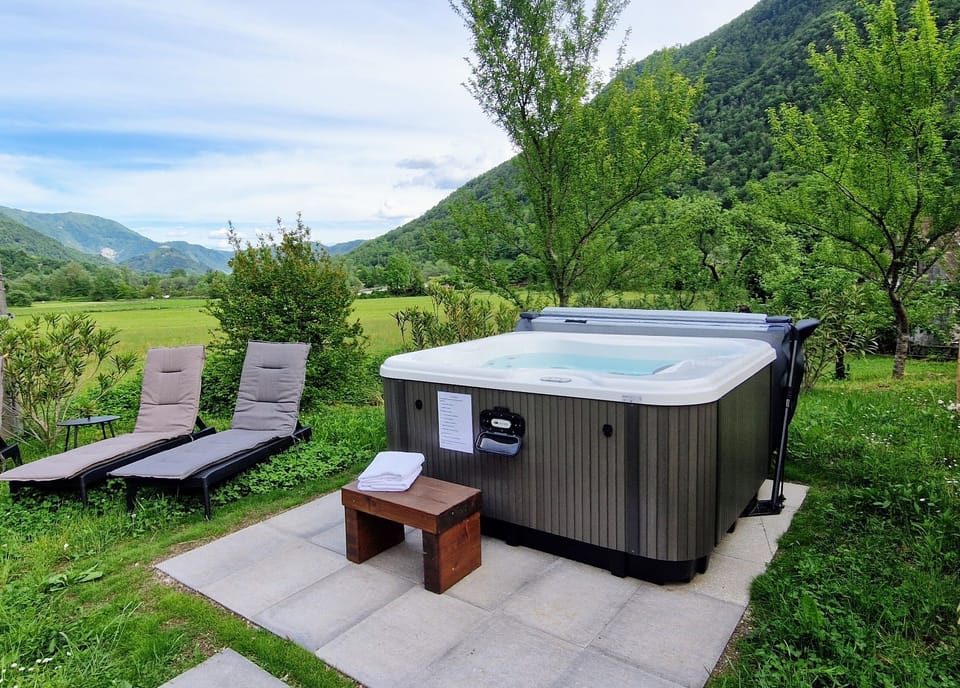 Outdoor spa tub