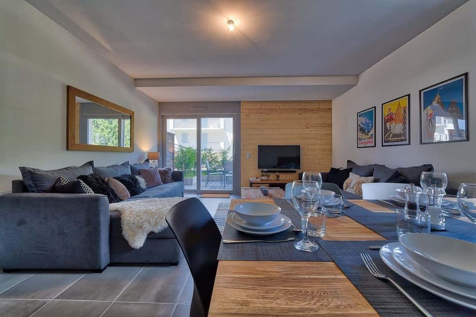 Living/dining area