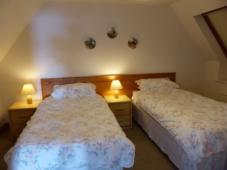 2nd bedroom with Zip linked beds. Can be single or double. 