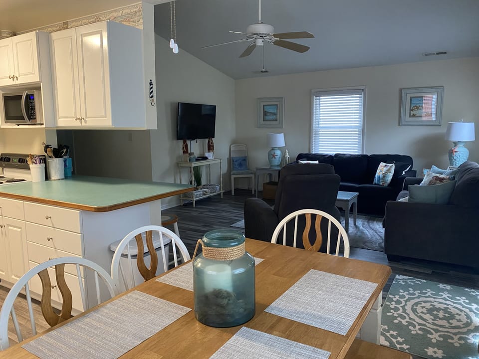 Kitchen table seats 6-7