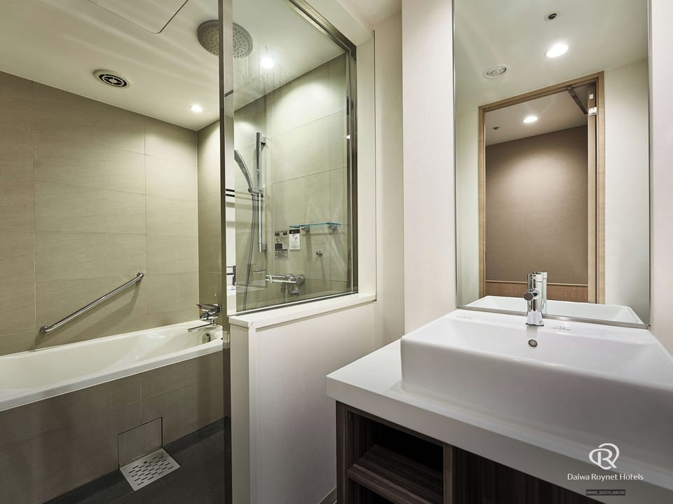 Separate tub and shower, deep soaking tub, free toiletries, hair dryer