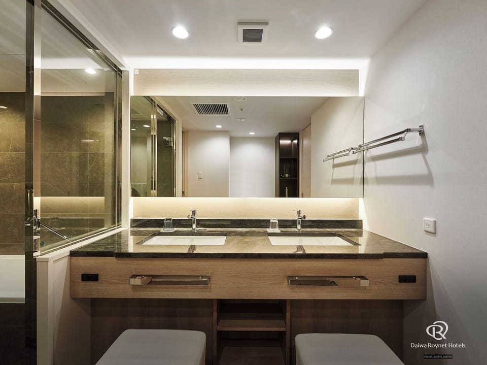 Separate tub and shower, deep soaking tub, free toiletries, hair dryer