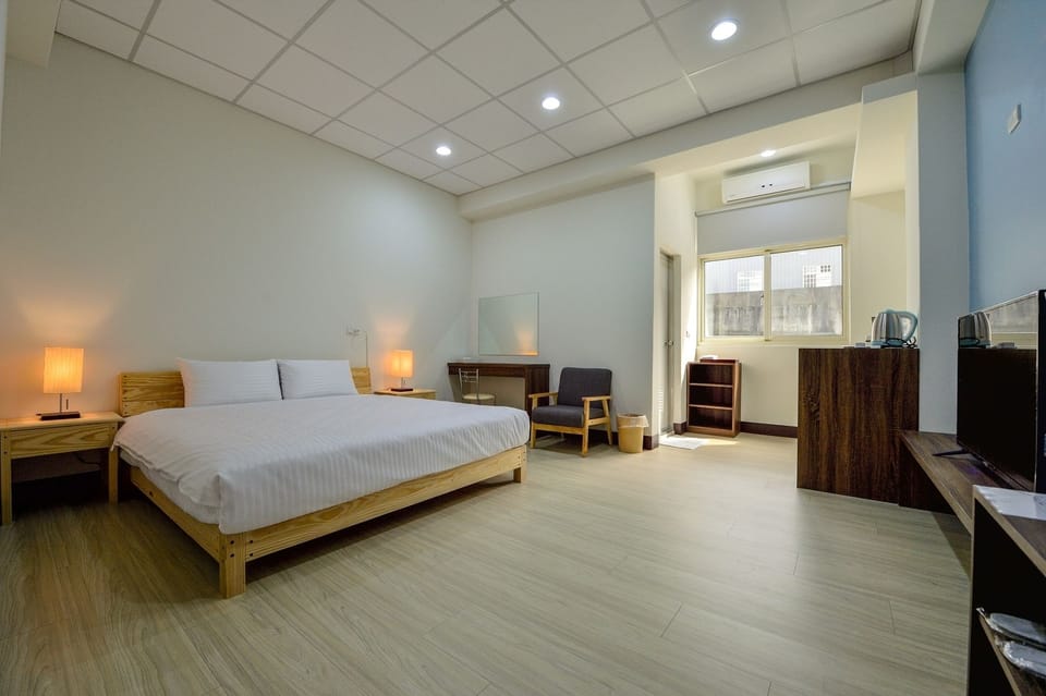 Blackout drapes, free WiFi, bed sheets