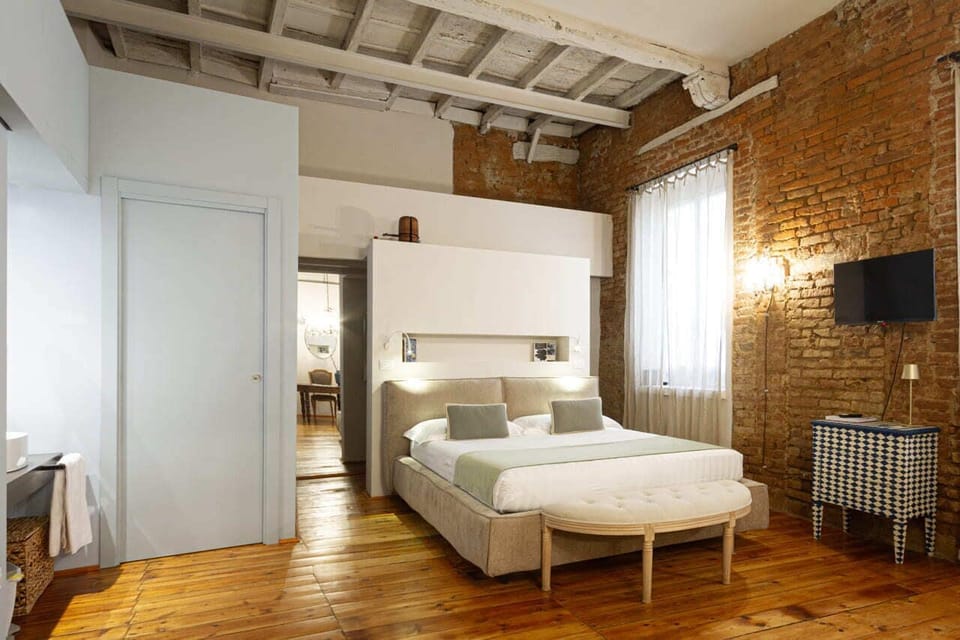 Deluxe Studio | Premium bedding, down comforters, in-room safe, blackout drapes