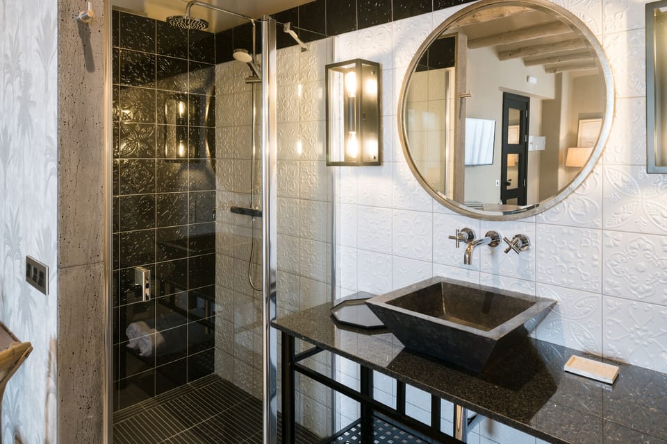 Suite 3 | Bathroom | Shower, designer toiletries, hair dryer, towels