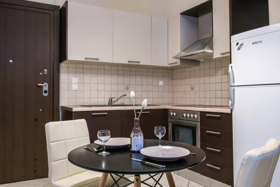 Apartment | Private kitchen | Full-size fridge, oven, stovetop, coffee/tea maker