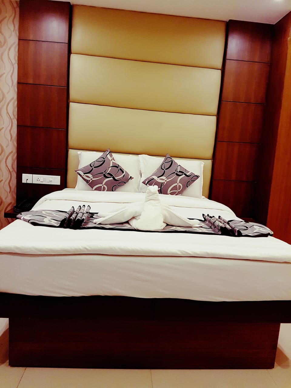 Soundproofing, free WiFi, bed sheets