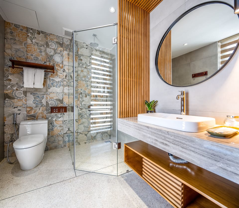 Seahorse's Queen Deluxe Studio | Bathroom | Shower, hair dryer, slippers, bidet
