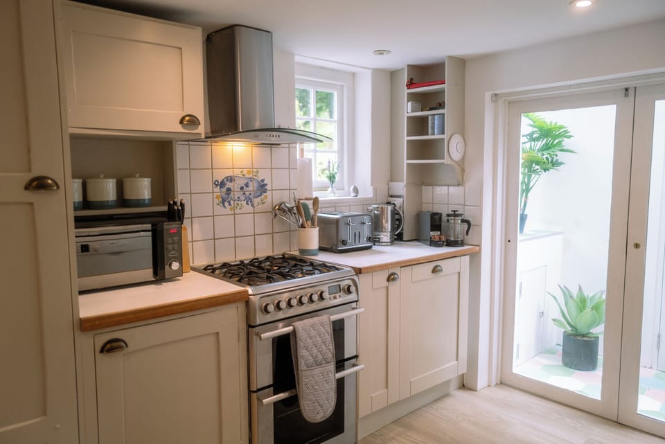 Classic Cottage, 3 Bedrooms, Non Smoking | Private kitchen | Fridge, microwave, oven, stovetop