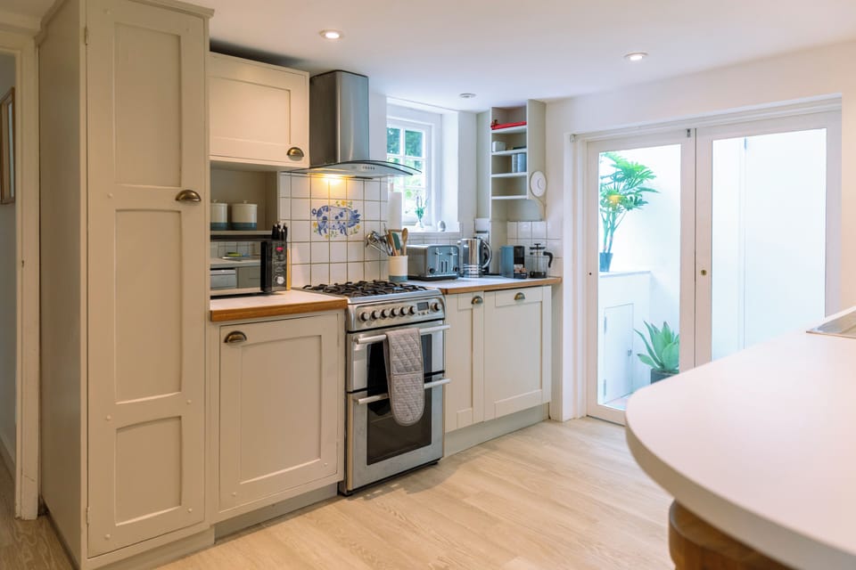Classic Cottage, 3 Bedrooms, Non Smoking | Private kitchen | Fridge, microwave, oven, stovetop