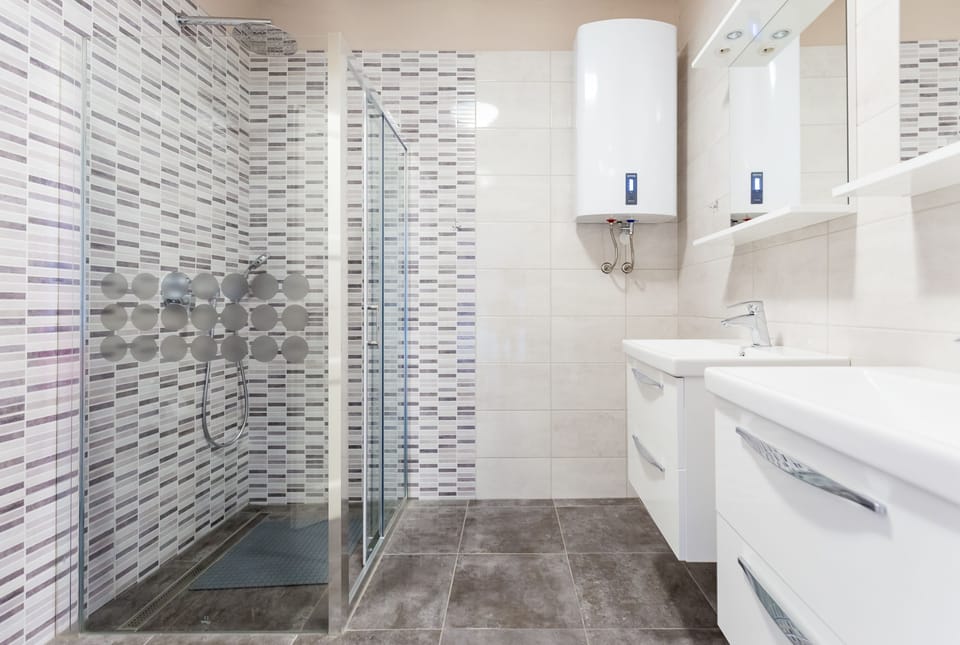 Apartment, 1 Bedroom (The Castle View No.3) | Bathroom | Shower, hair dryer, slippers, towels