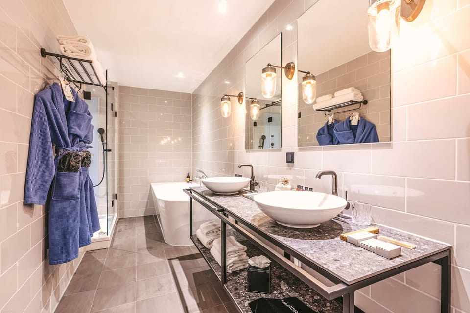 Family Suite | Bathroom | Free toiletries, hair dryer, soap, shampoo
