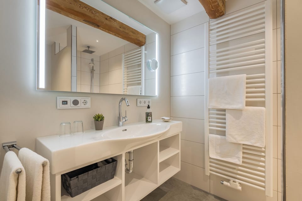 Comfort Double Room | Bathroom | Shower, free toiletries, hair dryer, towels