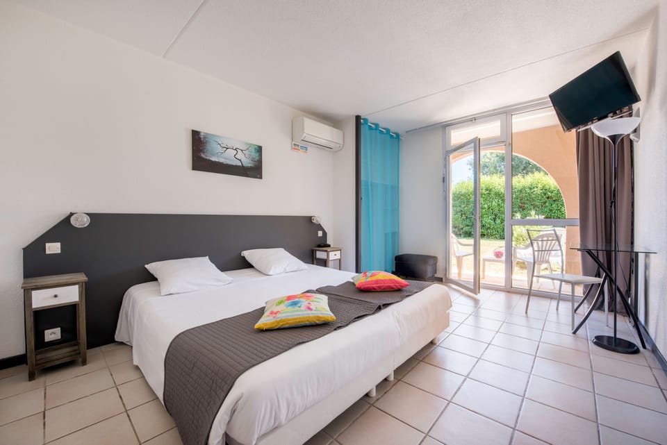 Double or Twin Room | Desk, blackout drapes, soundproofing, iron/ironing board