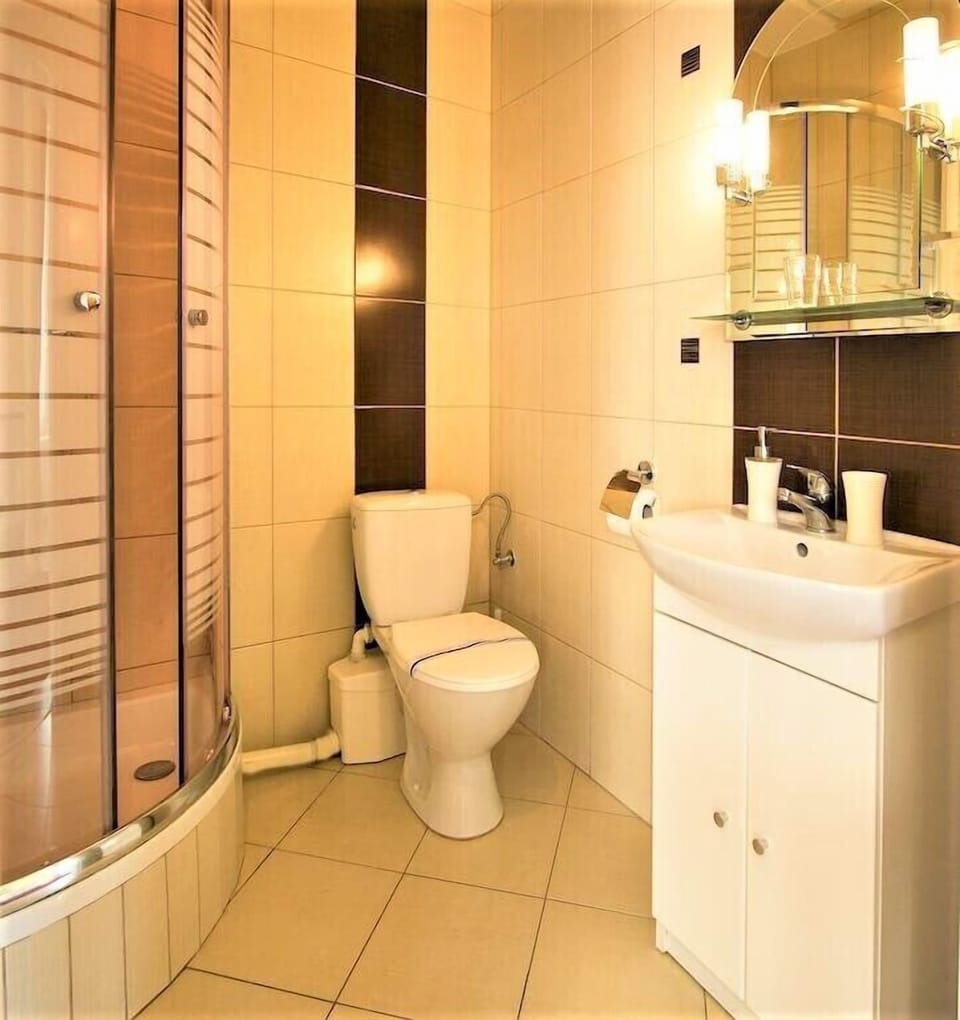 Shower, free toiletries, hair dryer, towels