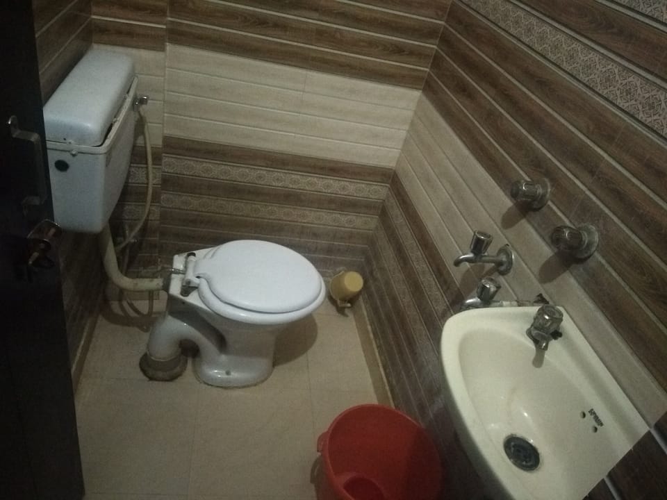 Shower, free toiletries, towels