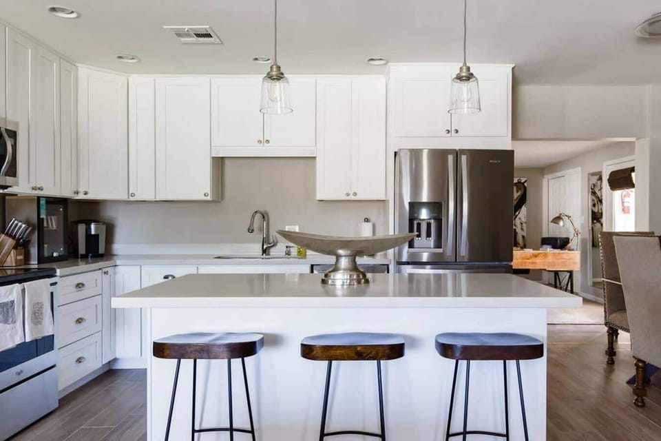 Open sit up kitchen counter is perfect for everyone to hang in the kitchen!