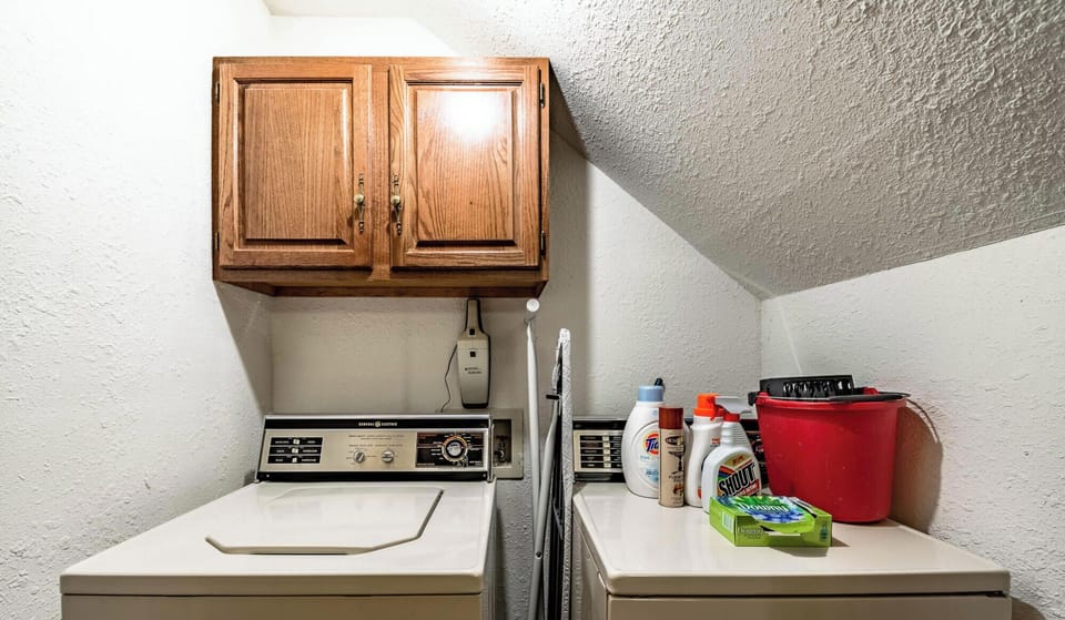 laundry room,w/ washer and dryer