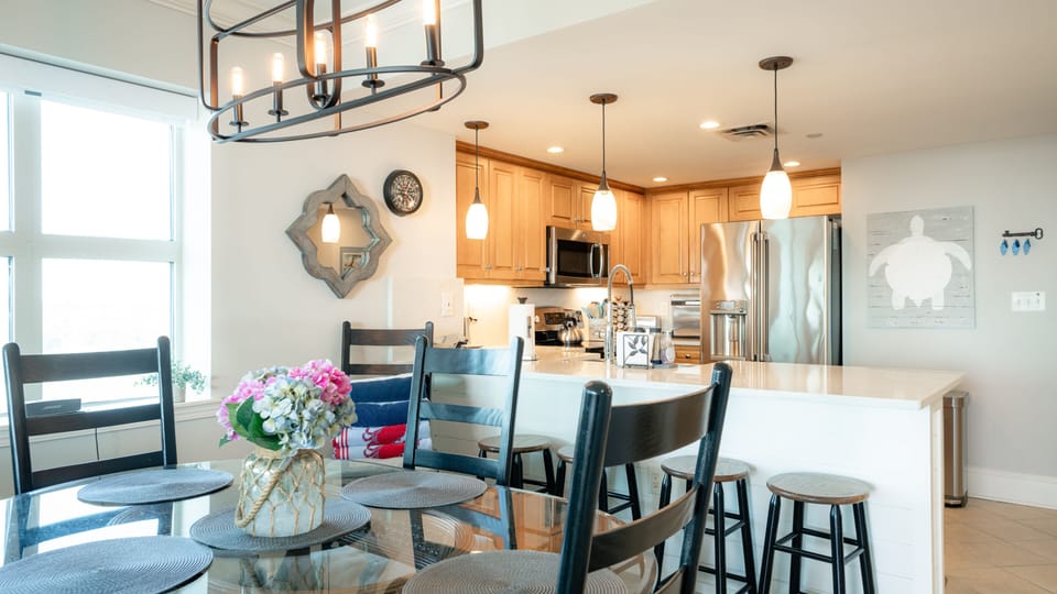 Dining & Kitchen Area