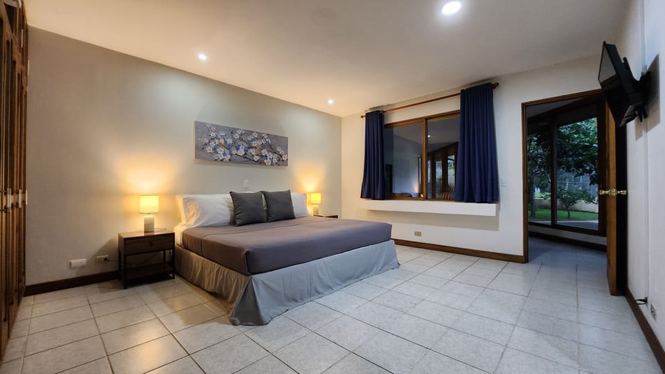 Double Room, 1 Queen Bed | Premium bedding, individually decorated, individually furnished