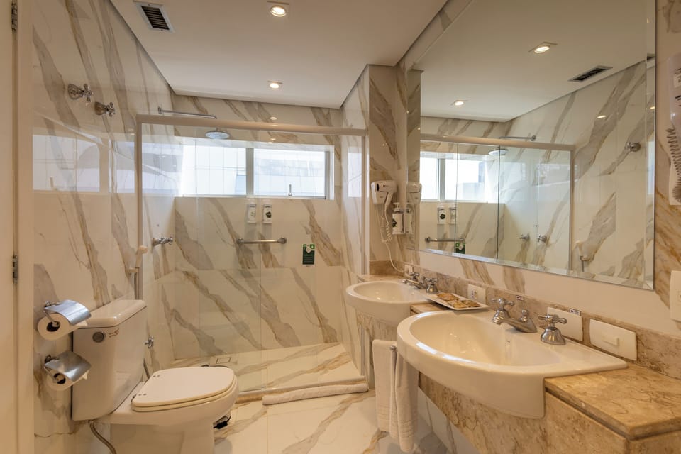 Premium Suite | Bathroom | Shower, rainfall showerhead, free toiletries, hair dryer