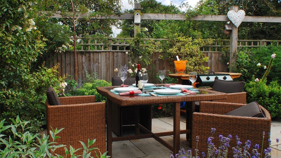 Enclosed patio area, Old Fox Cottage, Bolthole Retreats