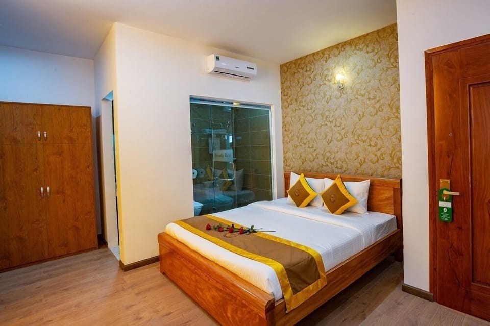Superior Double or Twin Room | Minibar, in-room safe, desk, blackout drapes