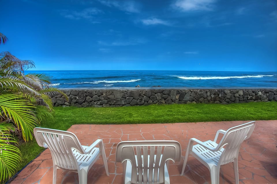  3 CHAIRS WITH A VIEW
