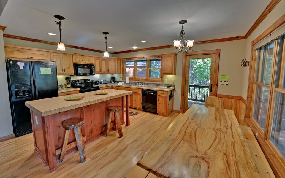 Fully Equipped Kitchen: Includes a custom-made dining table