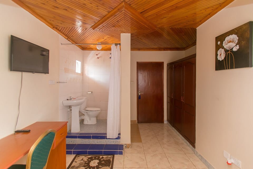 Deep soaking tub, rainfall showerhead, free toiletries