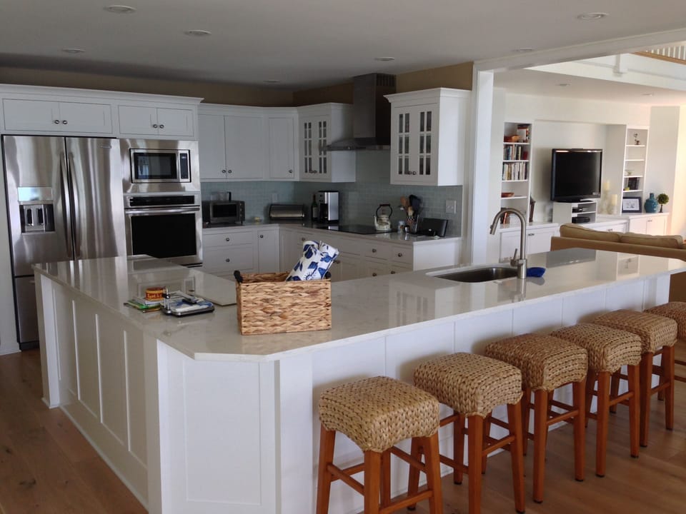 Kitchen / Bar (seats 6)