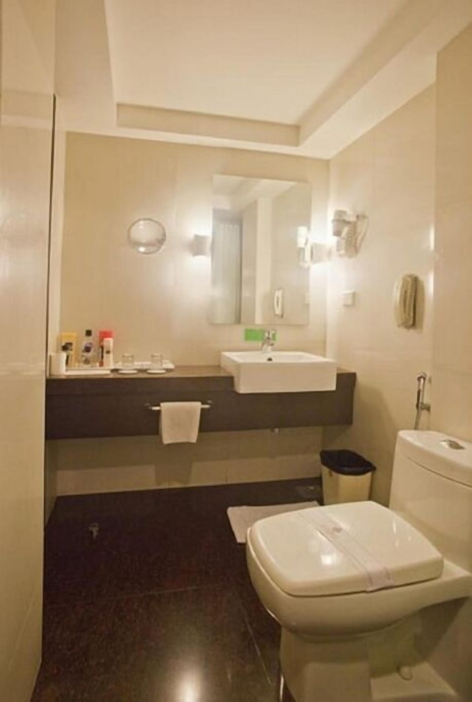 Superior Room, Non Smoking | Bathroom | Shower, free toiletries, hair dryer, bathrobes