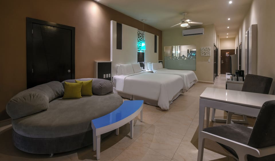 ROYAL RETREAT OCEANFRONT SWIM UP SUITE | In-room safe, desk, blackout drapes, iron/ironing board