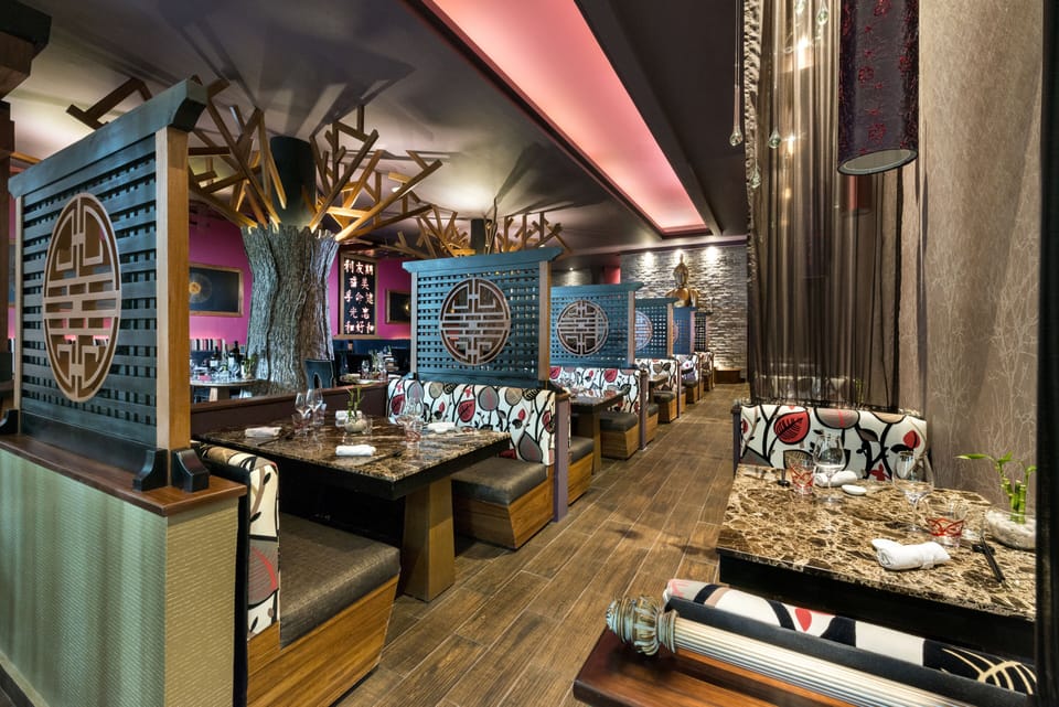12 restaurants; breakfast, lunch, and dinner served