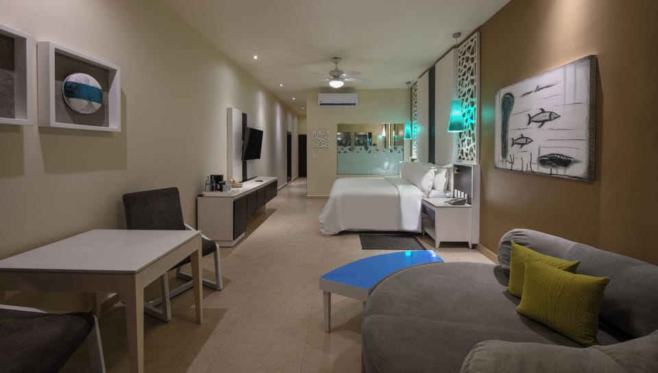 ROYAL RETREAT OCEANFRONT POOL SWIM UP SUITE | In-room safe, desk, blackout drapes, iron/ironing board