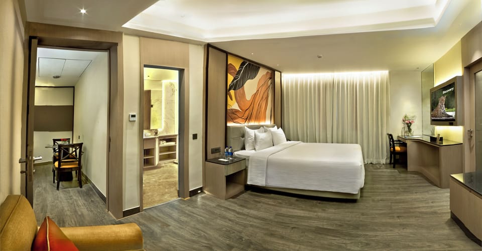 Executive Suite, 1 King Bed, City View | Premium bedding, minibar, in-room safe, desk