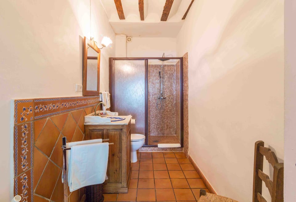 Double or Twin Room | Bathroom | Shower, towels