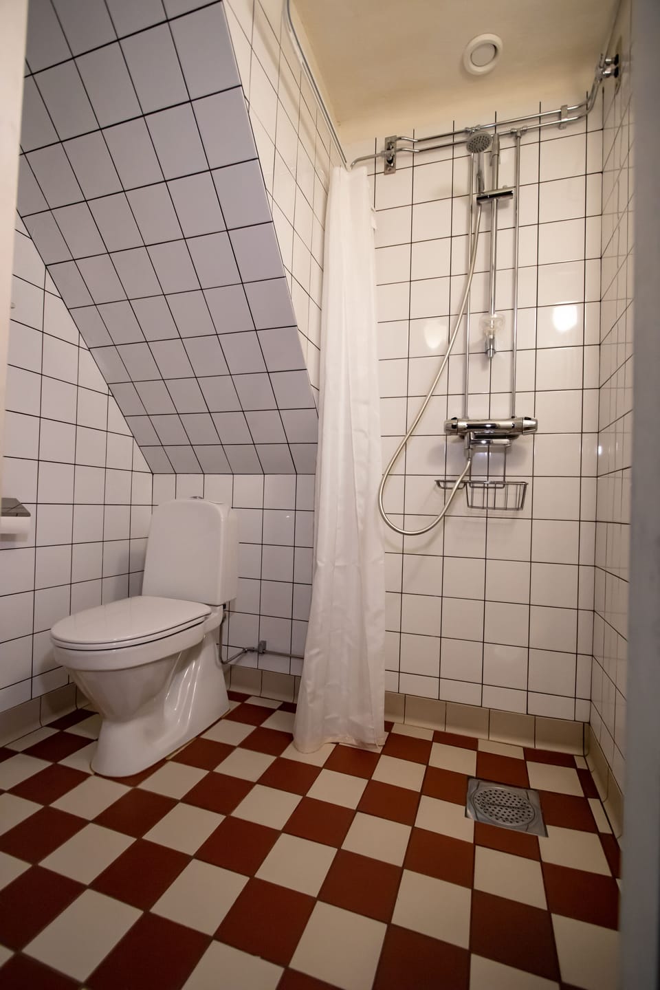 Comfort Double Room, Private Bathroom | Bathroom | Shower, free toiletries, hair dryer (on request), bathrobes
