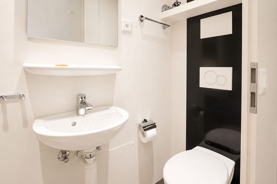 City Twin Room, 2 Twin Beds, Non Smoking | Bathroom | Shower, free toiletries, hair dryer, towels