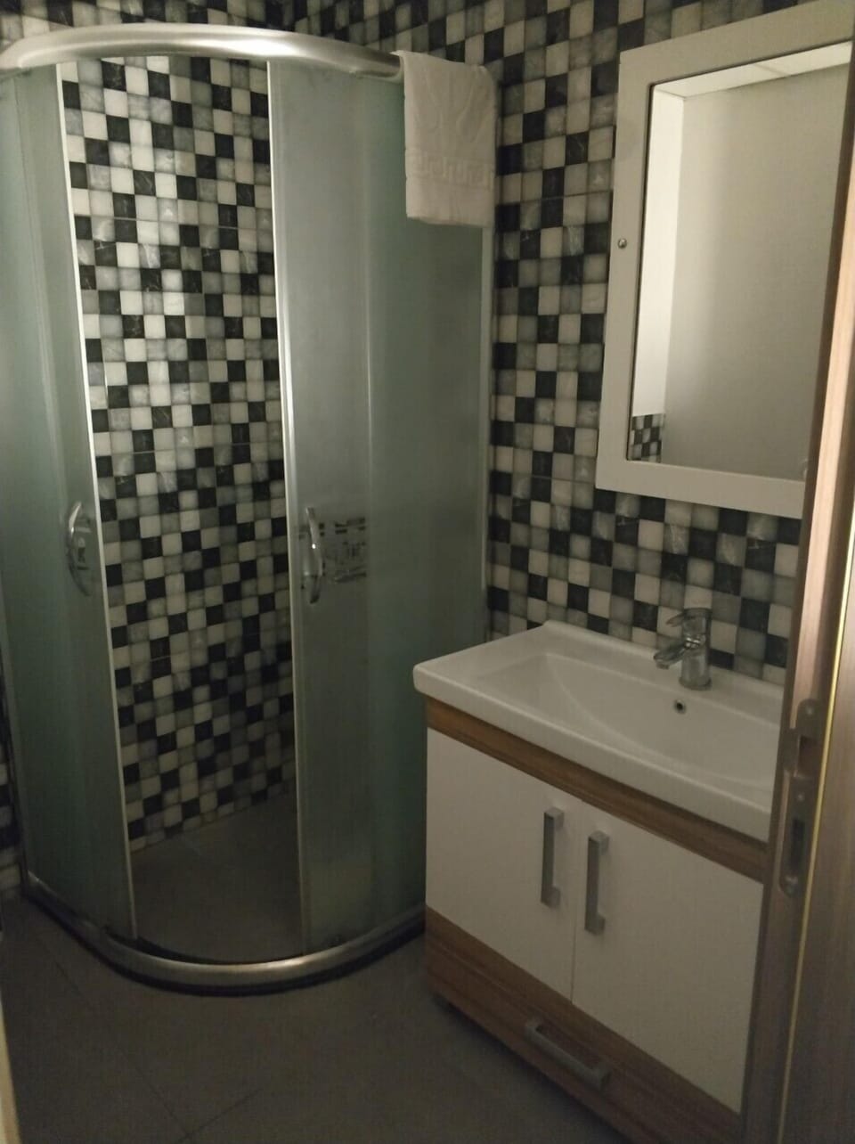 Standard Room | Bathroom | Shower, rainfall showerhead, designer toiletries, hair dryer