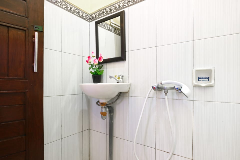 Deluxe Double Room, Balcony | Bathroom | Shower, free toiletries, towels