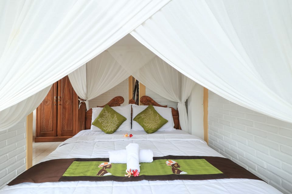 Deluxe Room | Desk, bed sheets