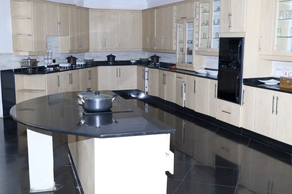 Family Apartment, 2 Queen Beds, Pool View | Private kitchen | Fridge, microwave, oven, stovetop