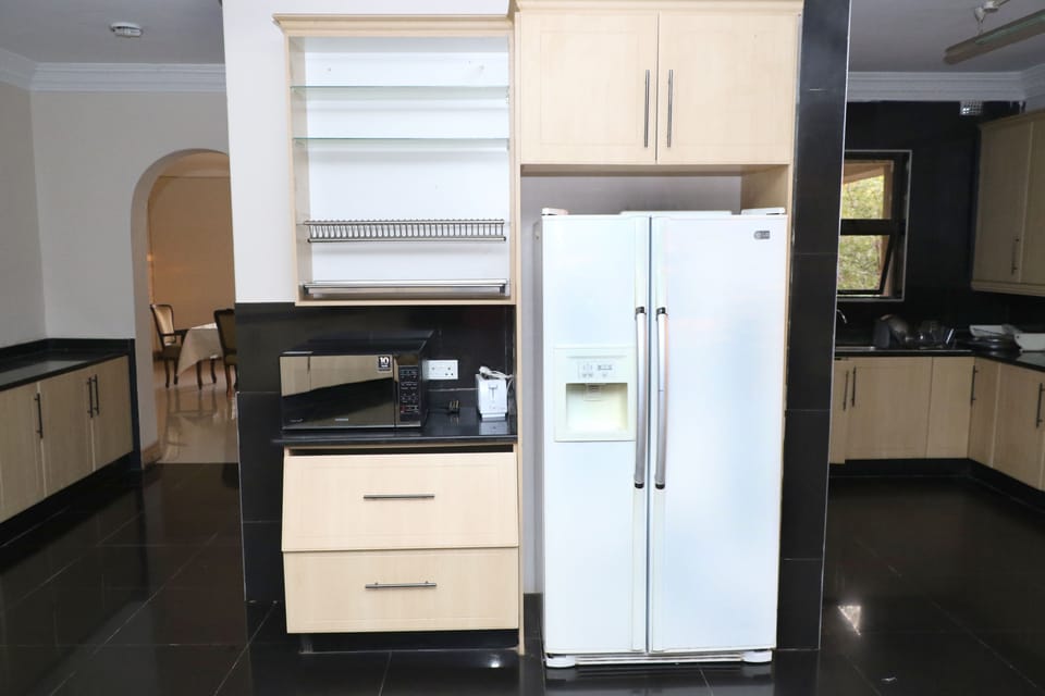 Family Apartment, 2 Queen Beds, Pool View | Private kitchen | Fridge, microwave, oven, stovetop