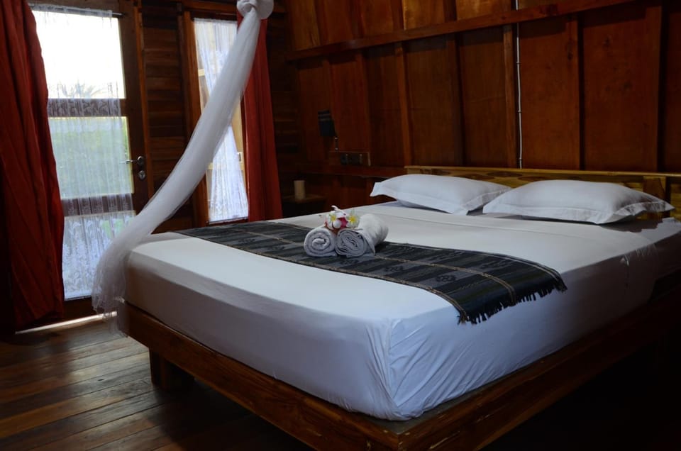 Desk, WiFi (free), bed sheets