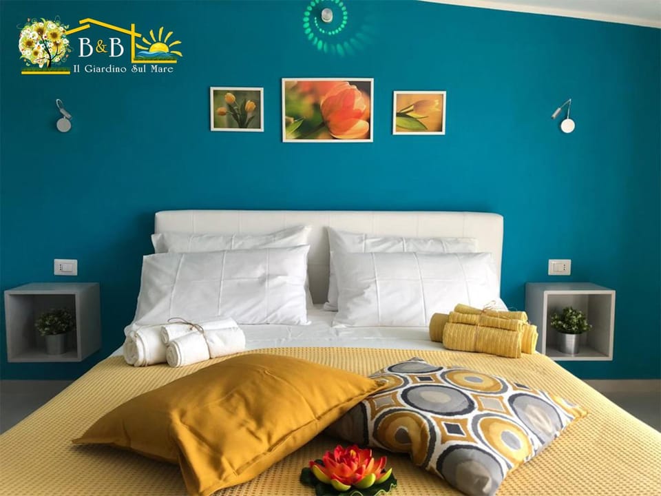 Deluxe Suite, Sea View | Desk, blackout drapes, soundproofing, free WiFi