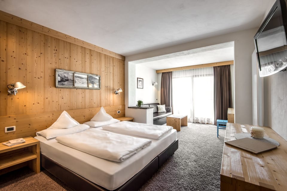 Comfort Double or Twin Room | Minibar, in-room safe, desk, WiFi (free)